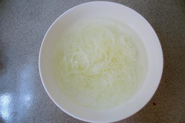 甘蓝炒粉的做法图解1