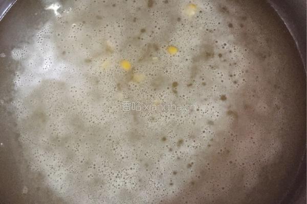 胡萝卜青菜小米粥的做法图解1