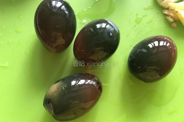 松花皮蛋的做法图解1