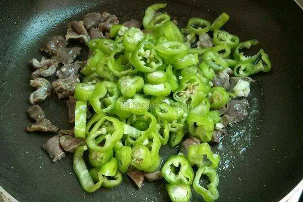 辣椒炒鸡肾的做法图解5