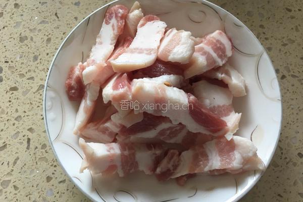 五花肉炒包菜的做法图解1