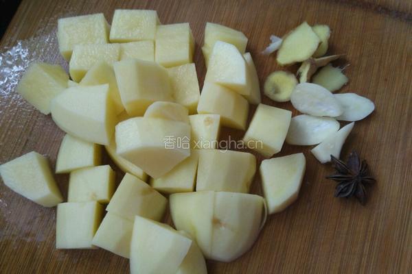 土豆炖鹅肉的做法图解2