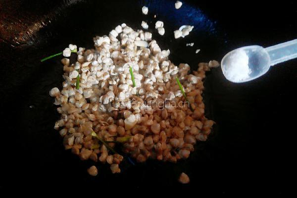 花蛤肉炒韭菜的做法图解3