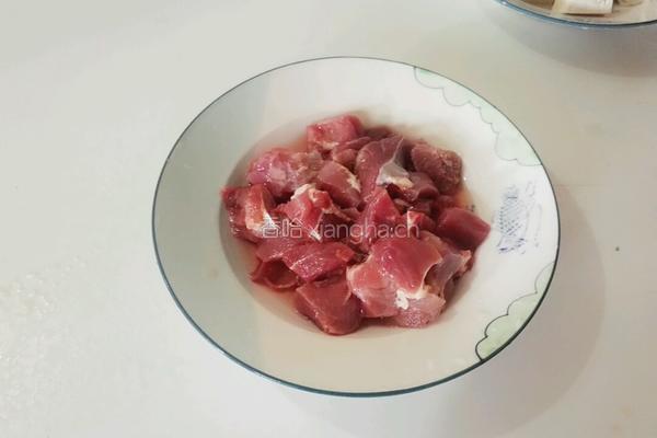 豆腐炖牛肉的做法图解1