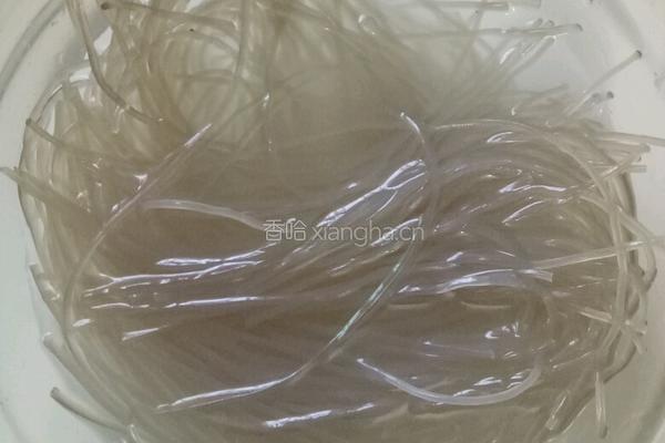 肉末香芹炒粉条的做法图解2