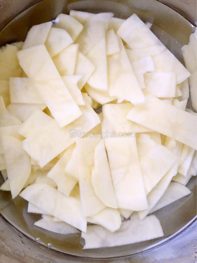 土豆去皮洗净切片，洗去淀粉泡上水。