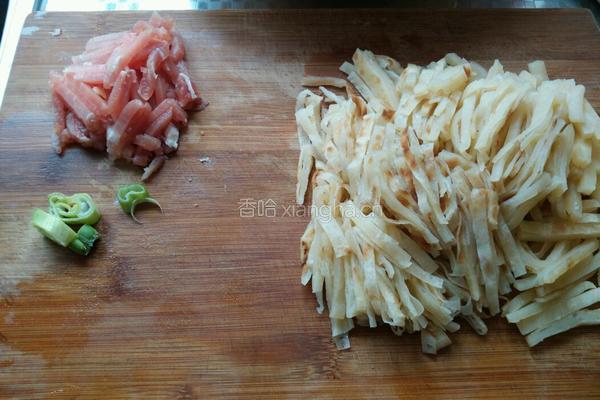 豆芽肉丝焖饼的做法图解1