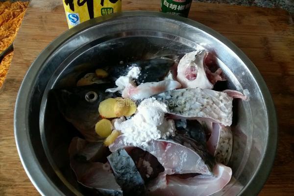 酸菜鲤鱼的做法图解2