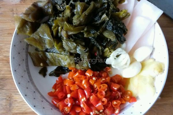 酸菜鲤鱼的做法图解3