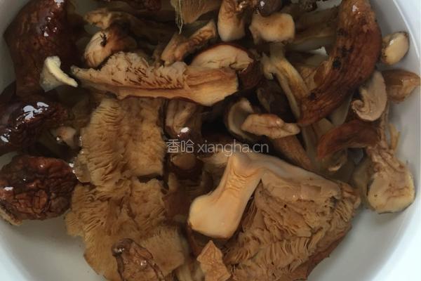 榛蘑炒土豆片的做法图解2