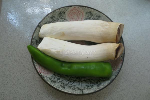 杏鲍菇炒青椒的做法图解1