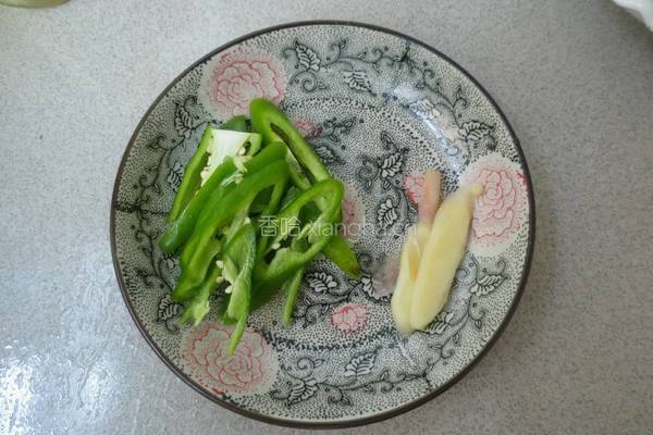 杏鲍菇炒青椒的做法图解3