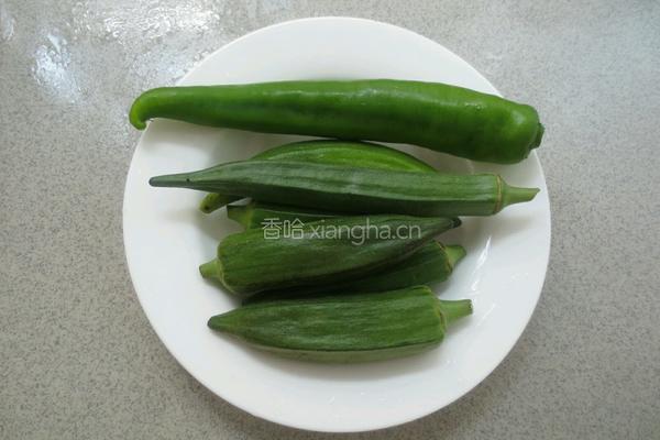 青椒炒秋葵的做法图解1