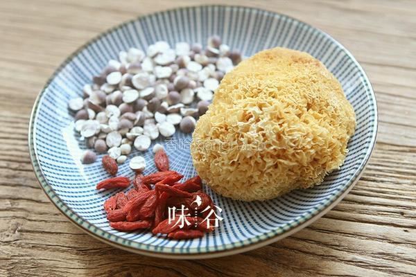 芡实枸杞银耳羹的做法图解1