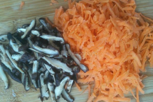 红萝卜冬菇肉馅饼的做法图解1