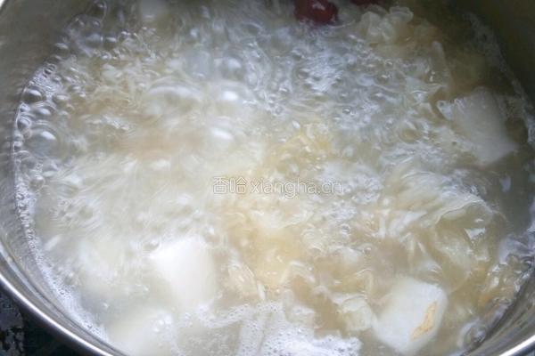 银耳雪梨粥的做法图解3