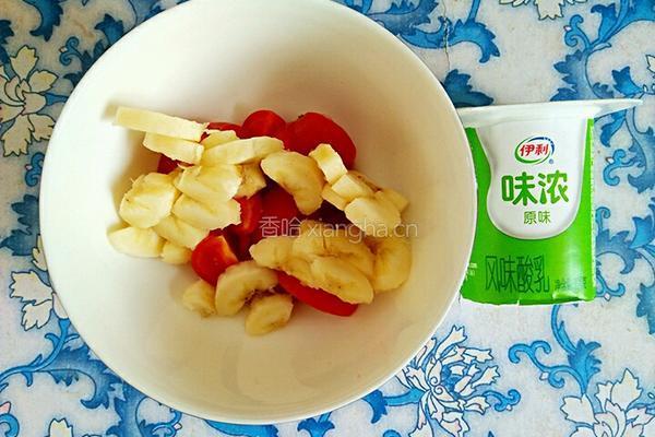 圣女果香蕉炒酸奶的做法图解4
