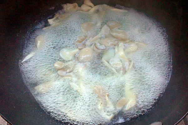 蘑菇肉丸汤的做法图解5