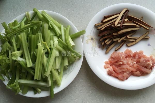 芹菜香干炒肉丝的做法图解1