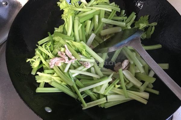 芹菜香干炒肉丝的做法图解4