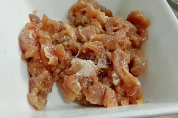 青椒炒肉的做法图解1