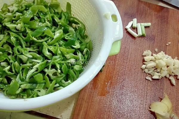 青椒炒肉的做法图解2