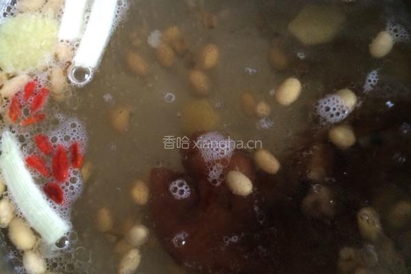 黄豆薏米猪脚汤的做法图解3
