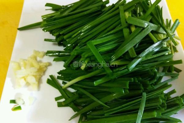 韭菜炒螺丝肉的做法图解2