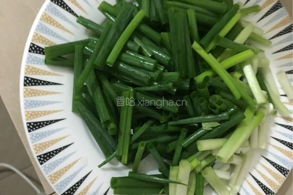 小葱煎鸡蛋的做法图解1