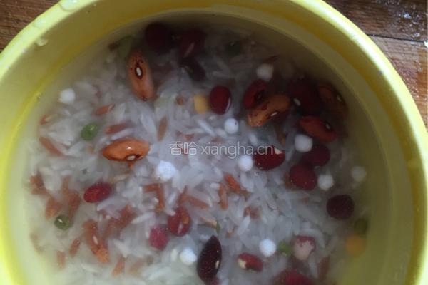 水果粥的做法图解1