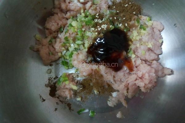 胡萝卜玉米肉饺子的做法图解8