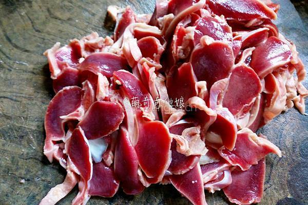 南昌风味辣脆鸭胗的做法图解3