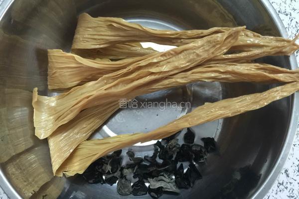凉拌腐竹木耳的做法图解1