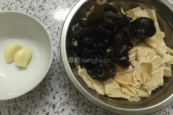 凉拌腐竹木耳的做法图解3