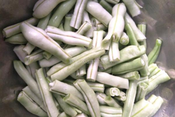四季豆烧土豆的做法图解2