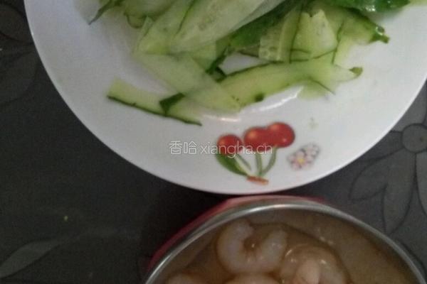黄瓜虾仁汤的做法图解2