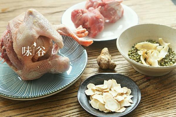 花旗参鸽子汤的做法图解1