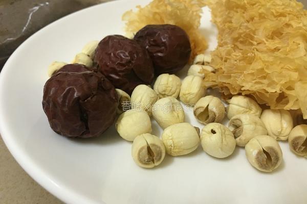银耳莲子红枣羹的做法图解1
