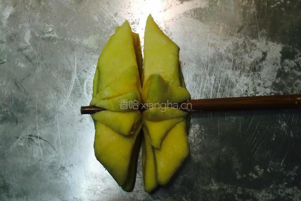 奶油南瓜莲花卷的做法图解2