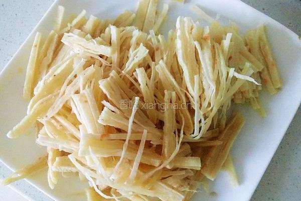 丝瓜鸡蛋炒饼的做法图解1