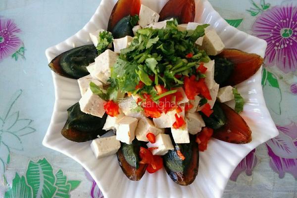 香菜皮蛋拌豆腐的做法图解3