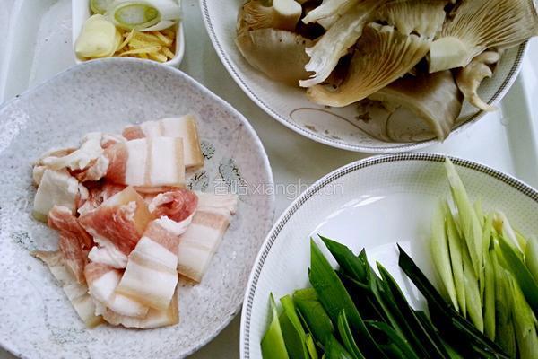 猪肉炒蘑菇的做法图解2