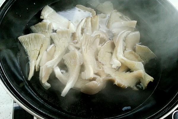 猪肉炒蘑菇的做法图解3