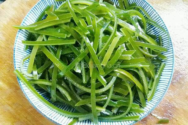 海带豆芽汤的做法图解1