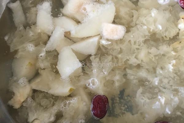 银耳雪梨红枣羹的做法图解5