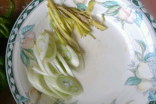 肉沫泡椒炒毛豆的做法图解1