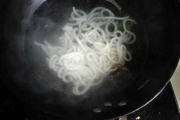 奶油蘑菇拌乌冬的做法图解1