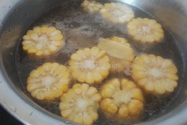 南瓜玉米排骨汤的做法图解6