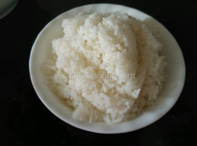 准备一碗米饭（冷藏过的剩饭比较好）