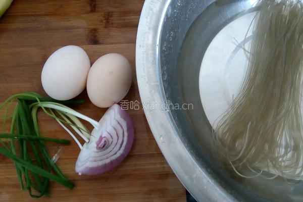 洋葱鸡蛋炒粉条的做法图解1